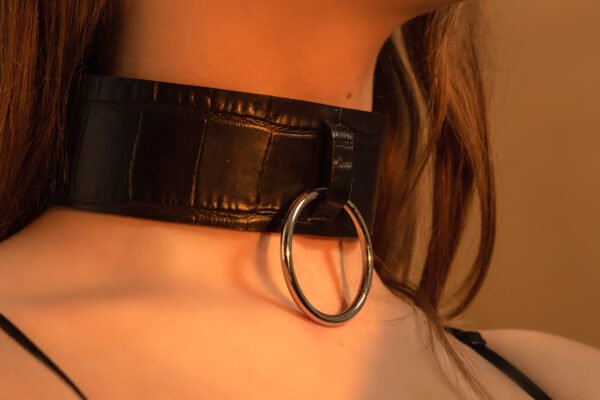 choker with a ring