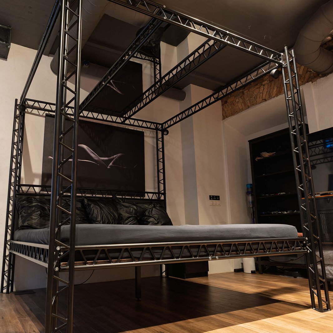Enigma truss bed
